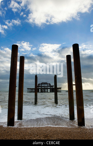 Il vecchio molo Ovest di Brighton, Inghilterra Foto Stock