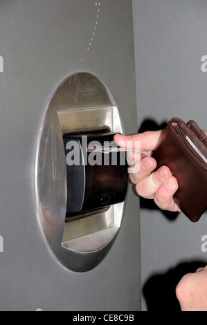 Uomo che utilizza il parcheggio della stazione a pagamento, l'aeroporto di Malaga, Malaga, provincia di Malaga, Costa del Sol, Andalusia, Spagna, Europa occidentale. Foto Stock