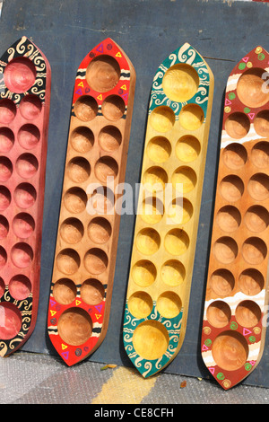 Schede congkak malesi della tradizionale gioco Foto Stock