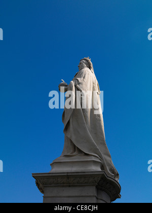 La regina Victoria statua al di fuori del Municipio di Belfast. Foto Stock