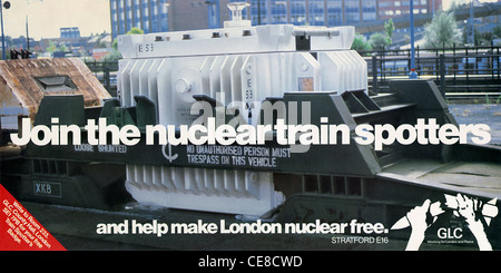 Un poster anti-nucleare prodotto dal Greater London Council nel 1983. Foto Stock