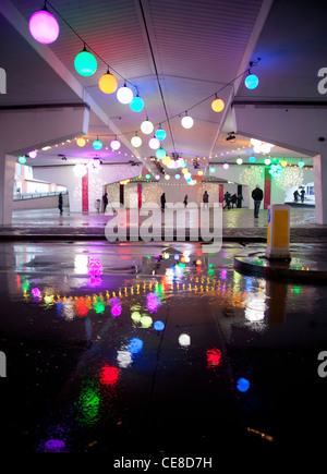 Illumina le palle colorate che pendevano dal soffitto di un sottopassaggio che si trova nel centro di Birmingham, Inghilterra, Regno Unito. Foto Stock