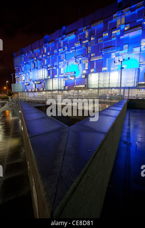 Un moderno a più piani di parcheggio auto al Millennium Point complex, Birmingham, UK illuminato con luci blu notte. Foto Stock