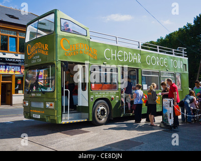 Persone che si salire su un autobus scoperto per un tour di Cheddar Gorge, Somerset, Inghilterra. Foto Stock