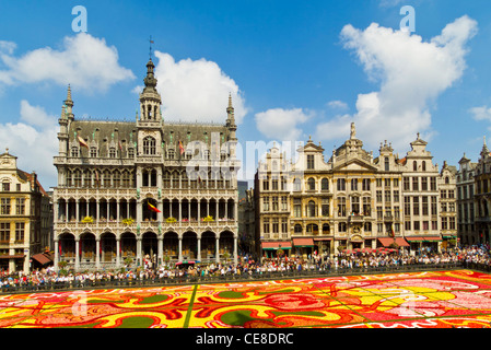 Bruxelles Grand Place Bruxelles mostra il Museo della Città di Bruxelles e il tema art deco dei tappeti floreali Bruxelles Belgio UE Europa Foto Stock