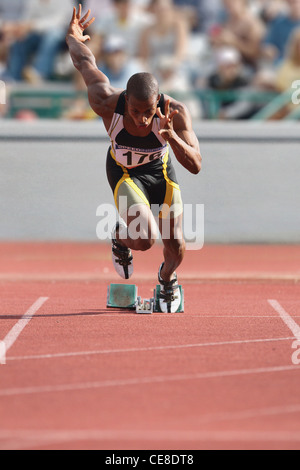 Atleta in volata dai blocchi di partenza Foto Stock