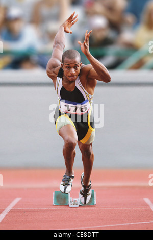 Atleta in volata dai blocchi di partenza Foto Stock