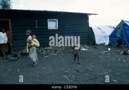 Gli hutu rwandesi bambini in delle Nazioni Unite per i rifugiati nel campo di Goma, Zaire Foto Stock