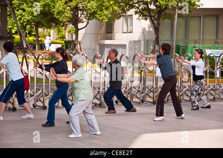 Un gruppo di anziani la pratica di taichi a Shanghai - Cina Foto Stock