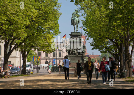 Il viale Unter den Linden, re Federico II, Federico il Grande, avenue, street, Berlino, Germania, Europa Foto Stock
