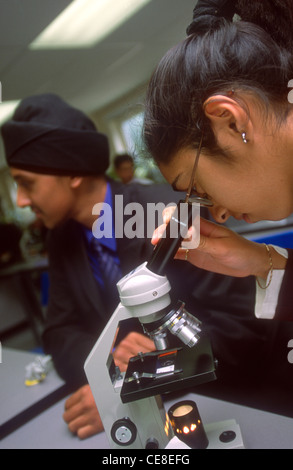 Classe di Scienze, Brughiera di scuola secondaria, Hounslow, Middlesex, Regno Unito. Foto Stock