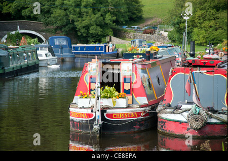 Narrowboats sul Leeds e Liverpool canal REGNO UNITO Foto Stock