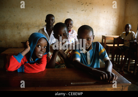 I bambini in un aula scolastica a Kigali, Ruanda Foto Stock