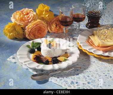 Sformato di riso con due differenti purrees di frutta Foto Stock