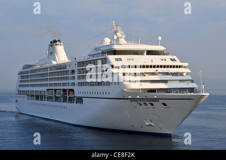 Regent Cruises nave Seven Seas Mariner lentamente avvicinando il suo ormeggio a Kusadasi, Turchia su una tranquilla mattina in tarda estate. Foto Stock