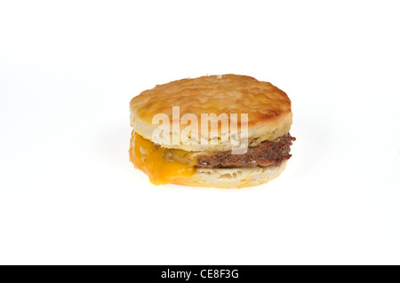 Cuocere la salsiccia e formaggio fuso biscotto colazione panino su sfondo bianco tagliato fuori. Foto Stock