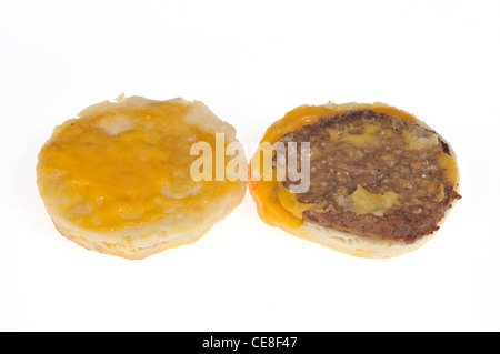 Aprire il fronte del tortino di salsiccia e formaggio fuso biscotto sandwich colazione su sfondo bianco tagliato fuori. Foto Stock