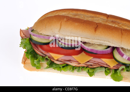 Insalata di prosciutto con formaggio panino con lattuga, pomodori, cetrioli e cipolle rosse in un sottomarino rotolo su sfondo bianco Foto Stock