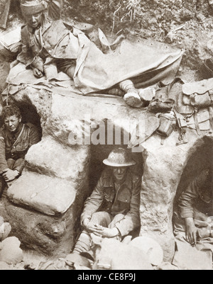 Esercito britannico Confine del reggimento di soldati che occupa la linea anteriore trincee in legno Thiepval, Somme, Francia durante la guerra mondiale 1. Foto Stock