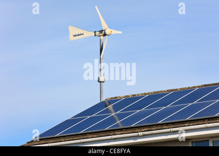 Windsave micro turbina eolica e pannelli solari su un domestico eco home casa tetto per la generazione di potenza con energia alternativa. Regno Unito Gran Bretagna Foto Stock