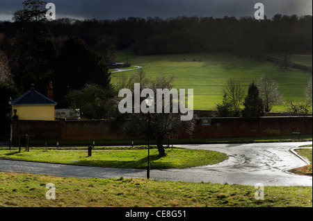 Una bassa luce invernale vista della rotatoria sulla A40 West Wycombe Bucks dopo una pioggia; West Wycombe Park Station Wagon oltre. Foto Stock