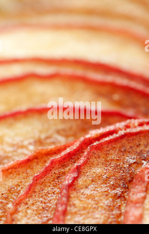 Sfornati freschi red fette di mela da vicino in una crostata di mele con zucchero e cannella Foto Stock