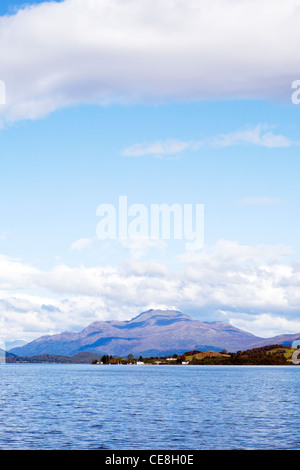 L'iconico di Ben Lomond montagna da una barca sul Loch Lomond vicino Balloch Scozia, Scozzese Foto Stock