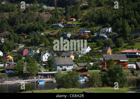 A Eidfjord Norvegia che mostra la città con le abitazioni in impostazione di montagna Foto Stock