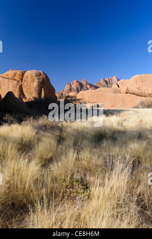 La orange vette di granito di Spitzkoppe. Damaraland, Namibia. Foto Stock