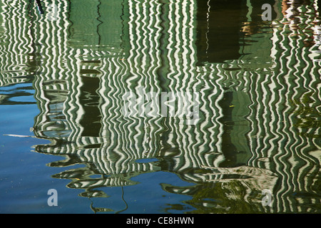 La riflessione di Antigua Boatsheds, Fiume Avon, Christchurch, Canterbury, Isola del Sud, Nuova Zelanda Foto Stock