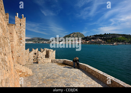 Vista interna del castello Bourtzi su una piccola isola, con la città di Nafplio e Palamidi castle in background, Grecia Foto Stock