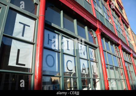 Pensare locale Banner, Jamaica street art studios, Stokes Croft, Bristol, Inghilterra, Regno Unito Foto Stock