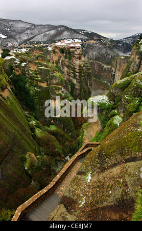 Varlaam monastero a Meteora come visto dalla strada che va alla grande Meteoron monastero, Trikala, Tessaglia, Grecia Foto Stock