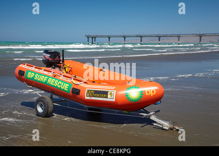 Surf gonfiabile battello, nuova spiaggia di Brighton, Christchurch, Canterbury, Isola del Sud, Nuova Zelanda Foto Stock