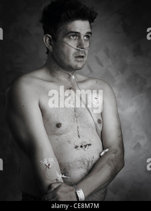L'uomo recuperando da operazione cuore cabg byepass Foto Stock