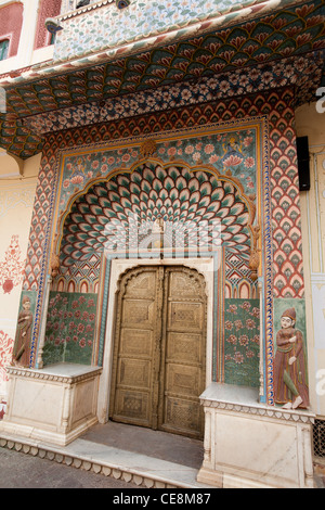 Lotus Gate raffigurante l'estate in Pitam Niwas Chowk, il palazzo della città di Jaipur, nel Rajasthan, India Foto Stock