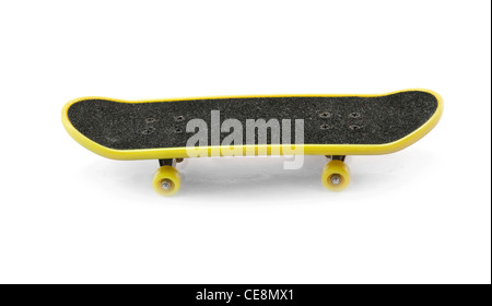 Skateboard giallo isolato su uno sfondo bianco Foto Stock