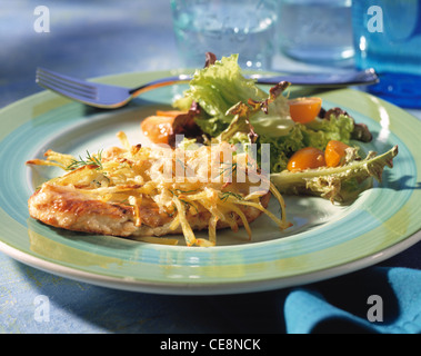 Scaloppina di tacchino in crosta di patate Foto Stock