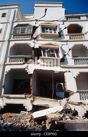 Danni da terremoto ; crollo edile ; Akshardeep Apartment ; ahmedabad ; gujarat ; india ; asia Foto Stock