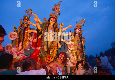 AAD 81297 : Dea Durga in puja festival indiano immersione india Foto Stock