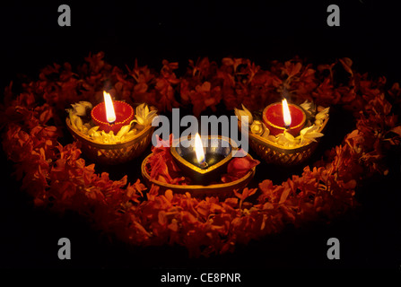 Diyas ; Diya, diyo, deya, divaa, deepa, deepam, deepak, lampada ad olio ; Festival di Diwali ; bombay ; mumbai ; Maharashtra ; india ; asia Foto Stock