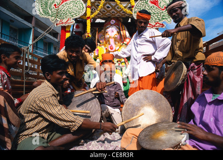 MAA 81407 : persone suonando la batteria su Ganesh Festival processione coimbatore Tamil Nadu india Foto Stock