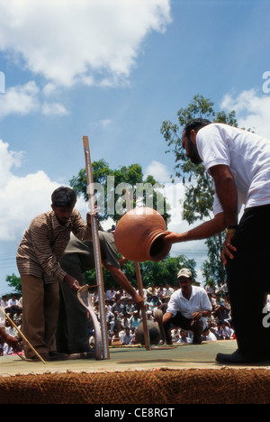 Cobra reale cofano aperto concorso di altezza ; Naga panchami Festival di snake ; Nag cobra storia ; battis shirala ; maharashtra india Foto Stock