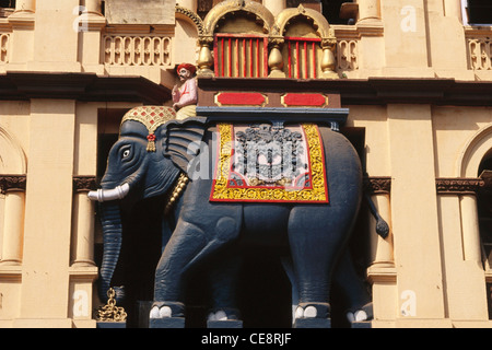 Hathi edificio , Elephant scultura su facciata edificio , bhang wadi , kalbadevi , bombay , mumbai , maharashtra , india , asia Foto Stock