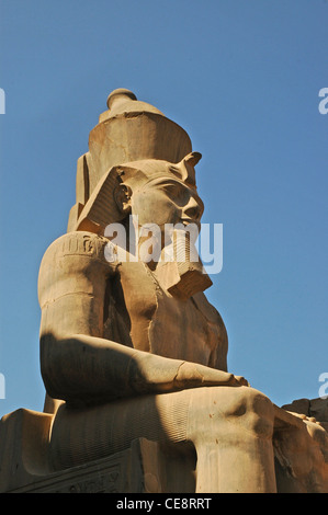 Il NORD AFRICA, EGITTO Luxor Tempio di Luxor, gigantesca statua di Ramses II accanto alla facciata principale Foto Stock
