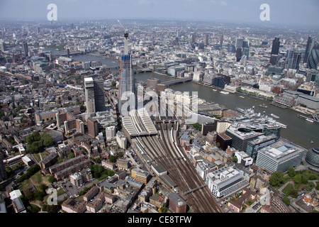 Immagine dell'antenna della stazione di London Bridge e il Coccio guardando verso la città di Londra. SE1 Foto Stock