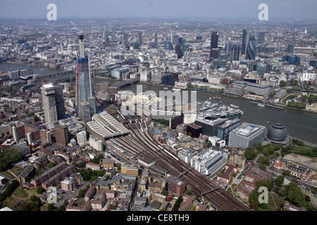 Immagine dell'antenna della stazione di London Bridge e il Coccio guardando verso la città di Londra. SE1 Foto Stock