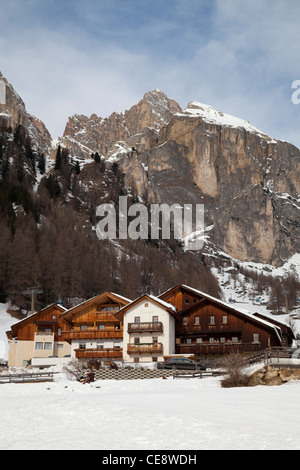 Corvara nella parte anteriore del massiccio del Sella, Colfosco, Gader valley, Val Badia, Dolomiti, Alto Adige Italia, Europa Foto Stock