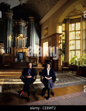 Teatro dell'opera Glyndebourne. Sir George Christie & Lady Maria Christie (proprietari e residenti) nell'organo camera. Foto Stock