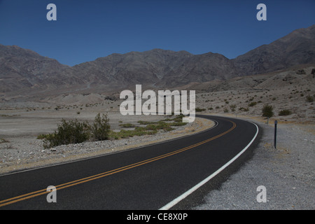 Strada che corre attraverso il bacino Badwater Death Valley California Nevada Foto Stock